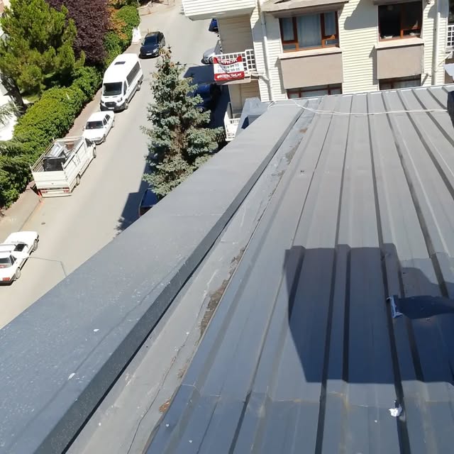 Gri metal çatı kaplaması