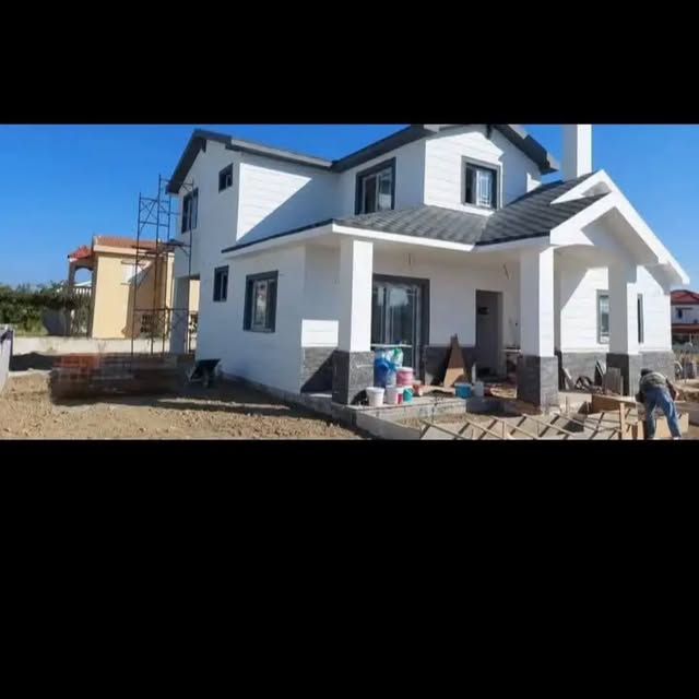 Beyaz villa ve gri çatı görünümü
